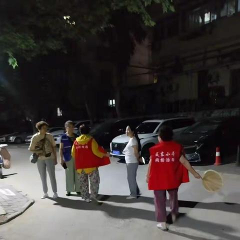 用脚步丈量平安，“佬街坊”巡查服务队为家园守夜