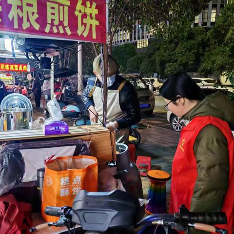 心治理•放心平安家‖法士特社区开展流动摊群点燃气安全夜查行动