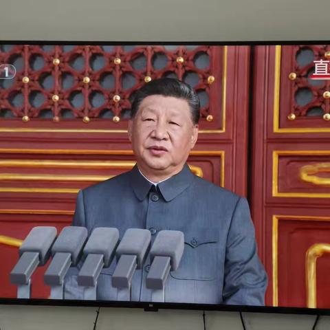 中山居民区组织党员收看九三阅兵式