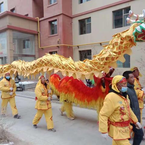 欢度春节-甘肃新新地房产地产开发公司 景泰县天润嘉园物业接社火表演