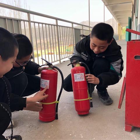 平安校园 你我共建 ——贺进镇西梁庄小学全国中小学生安全教育日和全市中小学生安全教育周活动