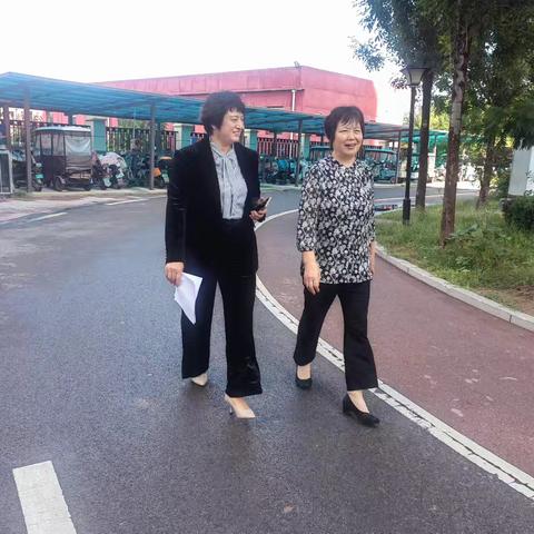 白马山街道前魏华庄社区里的“暖心相遇”：市检察院人事处二级调研员徐芳与前魏华庄社区陈书记共探民生需求