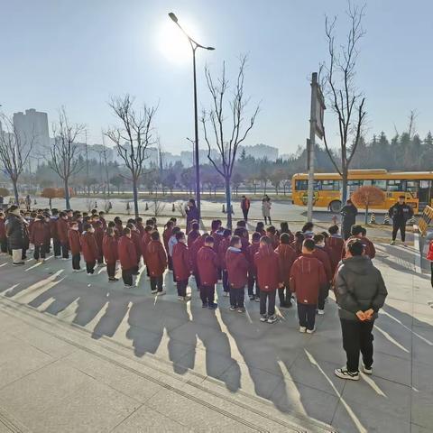 知危险 会避险-据德校车联合高新区第十八小学开展校车消防安全应急逃生演练