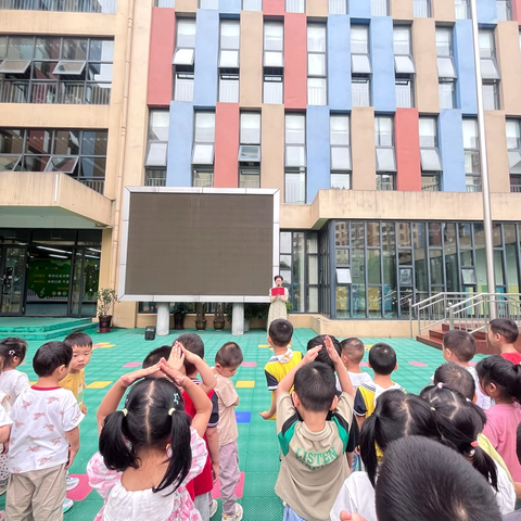 上派镇中心幼儿园花木城分园开展防空疏散演练活动