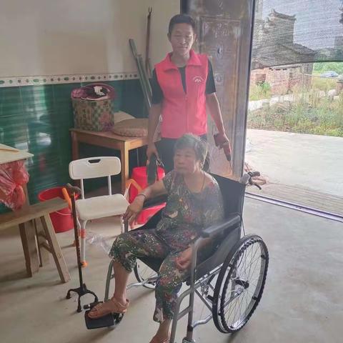 爱心轮椅送上门 真心关爱残疾人