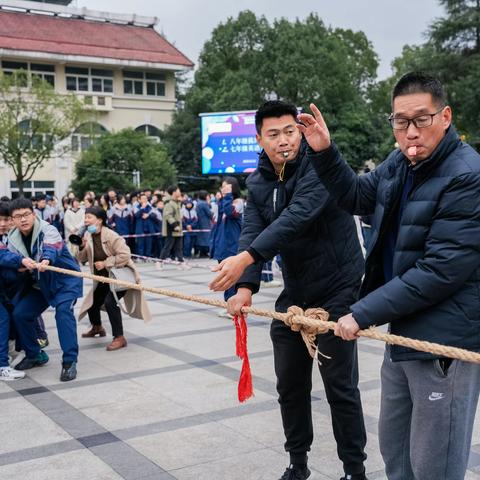 拔河比赛强体魄 凝心聚力展风采——实验中学八年级举行拔河比赛