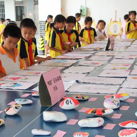 普天同庆、粤韵丹青 	——记阳山县青莲中心小学“喜迎国庆，粤韵传承”绘画、石头彩绘比赛