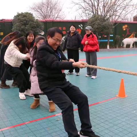 凝心聚力展风采 团结拼搏绽活力——南阳市第三十二小举行庆元旦教职工拔河比赛