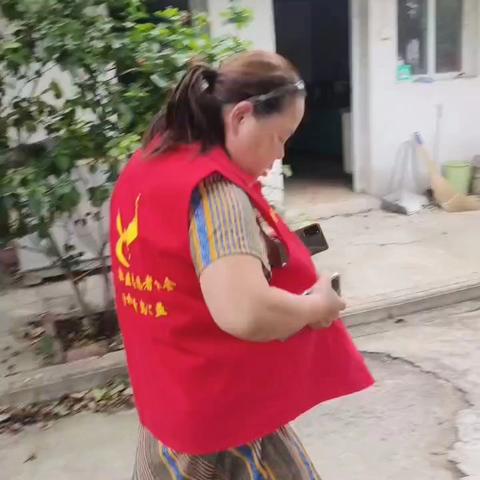 积爱成德，颍上县公益志愿者协会，社工二部既谢桥镇青鸟公益志愿者一行6人驱车慰问谢桥镇，谢桥社区二位孤寡贫困老人。