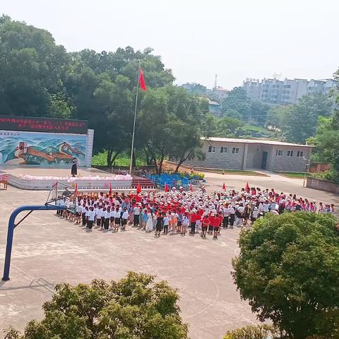 “学习二十大 争做好队员”——柳州市沙塘小学保爱校区开展少先队入队仪式暨“六一”文艺汇演活动