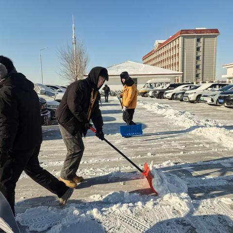 变配电专修车间全力清扫站区积雪，确保安全出行