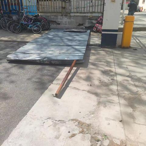 【我为群众办实事】大门倒伏存隐患，网格维修暖人心