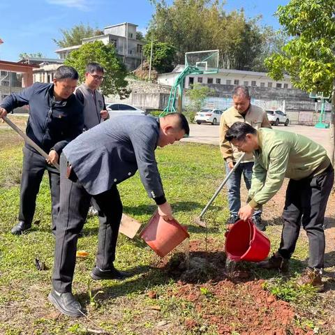植绿护绿守初心 党员先行添新绿——容县杨村镇中心学校党总支开展植树节主题活动