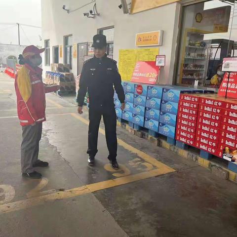 六村堡派出所【“三下”聚民心】对辖区加油站开展安全检查