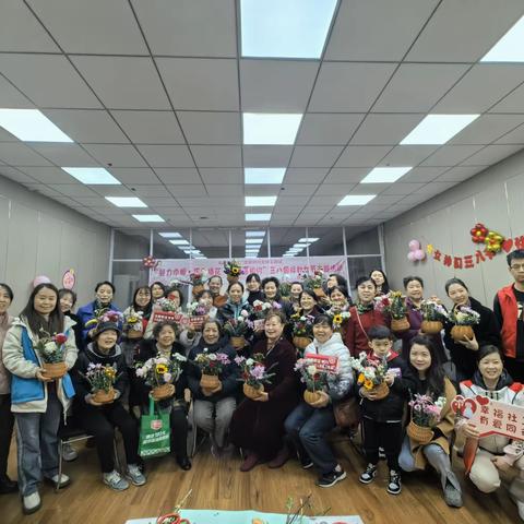 “魅力巾帼•巧手插花•龙湖喜相约”龙湖曼蒂苑社区新时代文明实践站三八国际妇女节主题活动