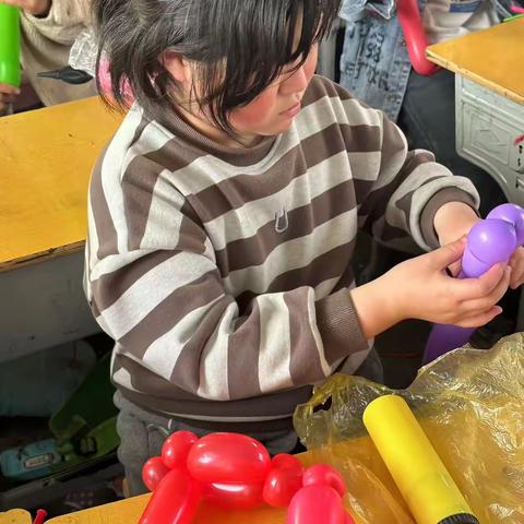 横堤中心小学践行“双减”之魔术气球社团