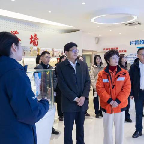分行组织团员青年到许振超劳模创新工作室与青岛港全自动化集装箱码头参观学习