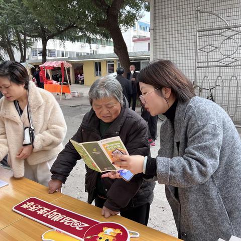 邮储银行新塍镇支行开展反诈宣传进社区活动