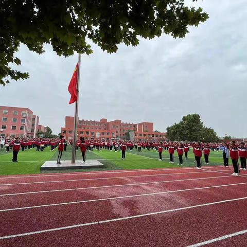 太平小学举行“珍爱生命、拥抱阳光、心向未来”主题升旗仪式