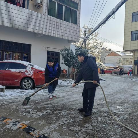扫雪除冰保出行，志愿服务暖人心