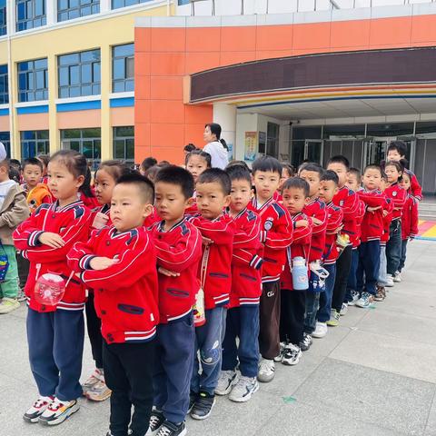 参观小学初体验 幼小衔接零距离—里则中心幼儿园大一班走进小学社团活动