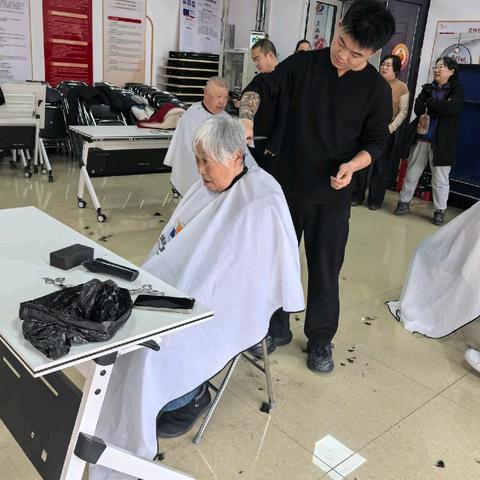 党群阵地@你｜树村社区党组织服务群众经费为老服务理发活动