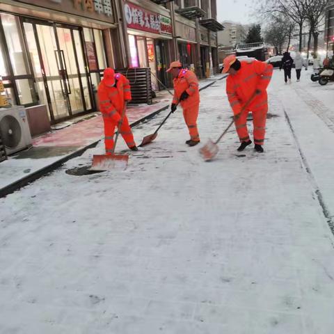雪漫未央湖，橙光护归途——致敬熬夜除雪的环卫守护者
