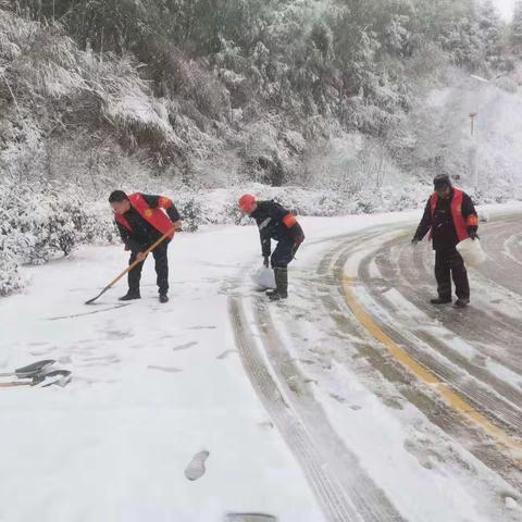 瑞雪深处党旗红 扫雪除冰暖寒冬