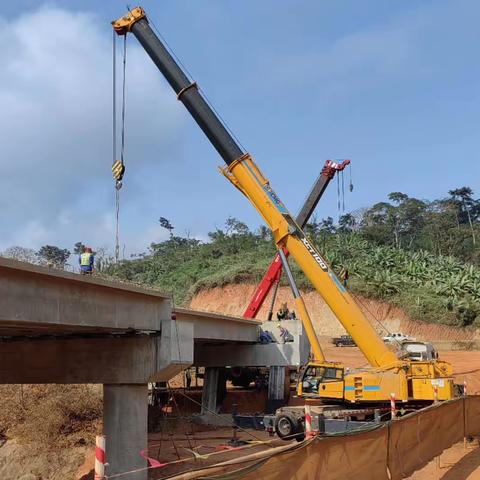 安哥拉公路改扩建项目经理部北宽扎EN120项目架梁施工顺利完成