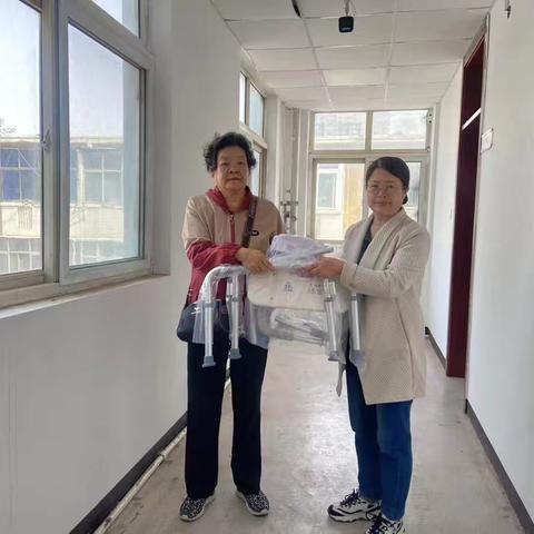 联纺东街道残联为残疾人发放辅助器具