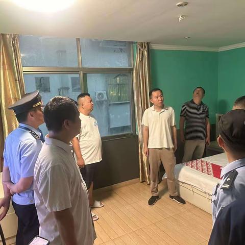 灵山镇镇委书记唐硕带队开展高层建筑消防安全检查工作