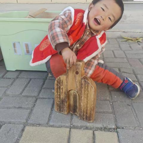 清平镇中心幼儿园 小班户外搭建—— ﻿积木滑滑梯