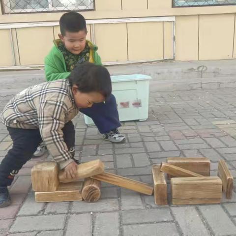 清平镇中心幼儿园小班户外积木搭建活动记录
