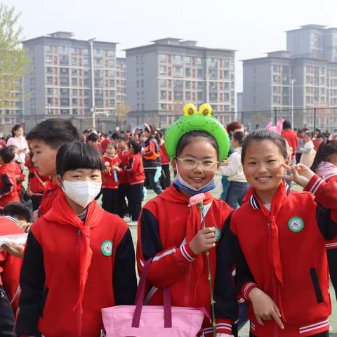 春风送爱心，蚤市掀热浪——蒲东街道中心学校小学部“红领巾跳蚤市场”扶贫助学实践活动