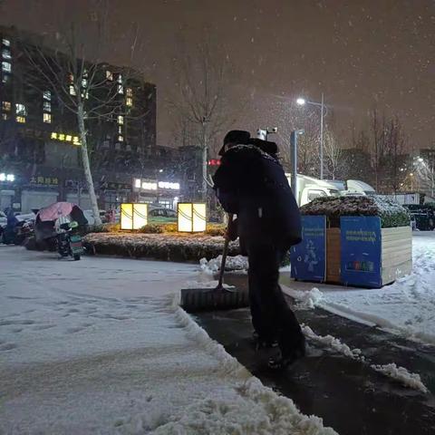 城阳街道“红色管家” 以雪为令 浴雪奋战 为业主安全保驾护航