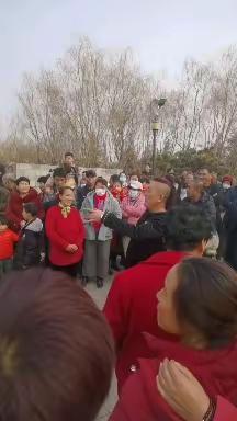 辫辫哥在沽河广场演唱，受到广大群众热烈欢迎！