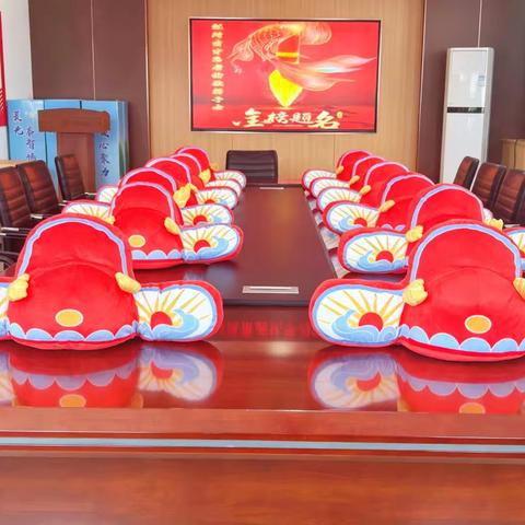 “和光伴逐梦 温情助金榜”黎明小学工会开展中高考教师子女暖心赠礼活动