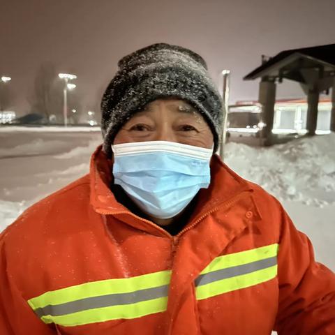 【嫩江湾服务区】坚守岗位  破冰除雪