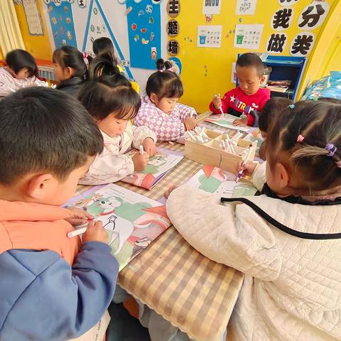 轿子山幼儿园小一班美术活动——《我和我家附近的狗》