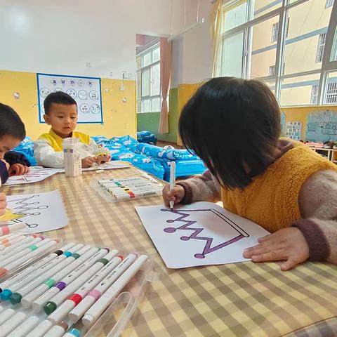 轿子山幼儿园——小一班美术活动《童心绘爱，王冠献妈妈》