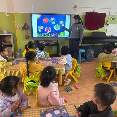 轿子山幼儿园——中四班美术活动：《萤火虫的灯笼》