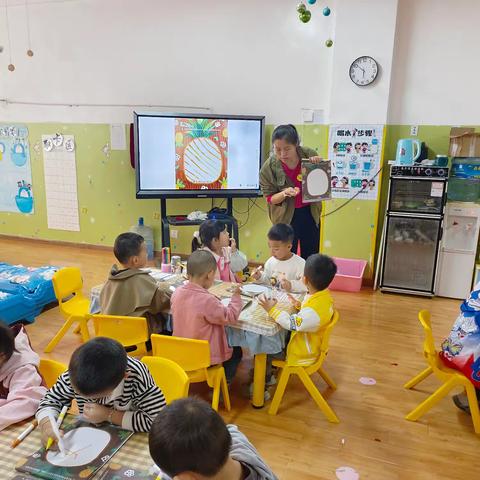 轿子山幼儿园小一班美术活动《菠萝花花衣》