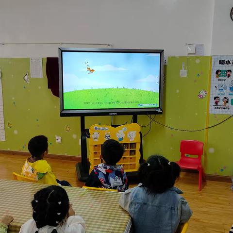 轿子山幼儿园小一班——美术活动《飞舞的蒲公英》