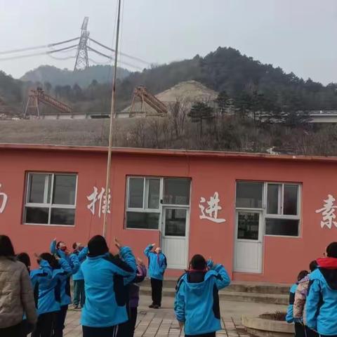 “垃圾不落地，校园更美丽”——杨家庄小学举行习惯养成主题升旗仪式