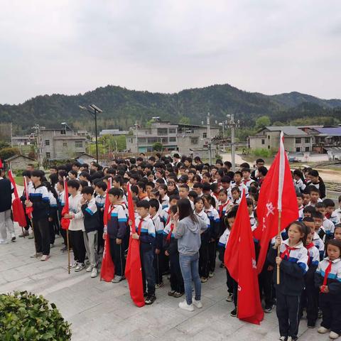 缅怀革命先烈，传承红色基因——港口乡中心学校清明祭扫活动