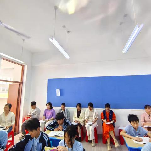 深入课堂观常态 听评共研促成长——2024-2025学年度第二学期海口市龙华区初中英语教研员张雪老师到海口市金宇学校指导记录