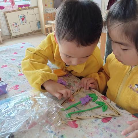 宝贝故事～把花装进瓶子里