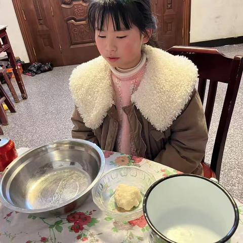 四年级(5)班 王瑾瑜 家庭小实验《发光的水束》