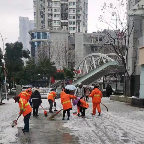 万松街道：除雪铲冰护出行 全力以赴保畅通