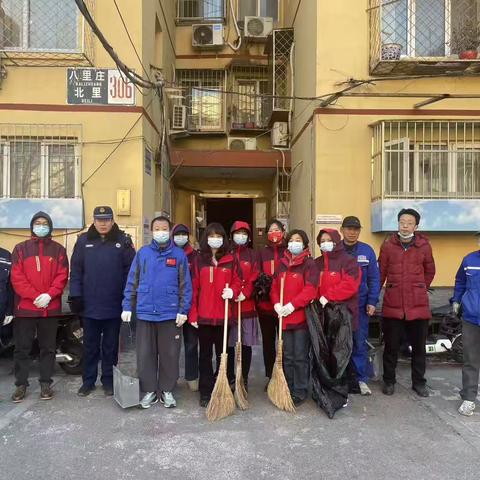 清理楼道堆物 畅通生命通道——八北东社区堆物堆料清理